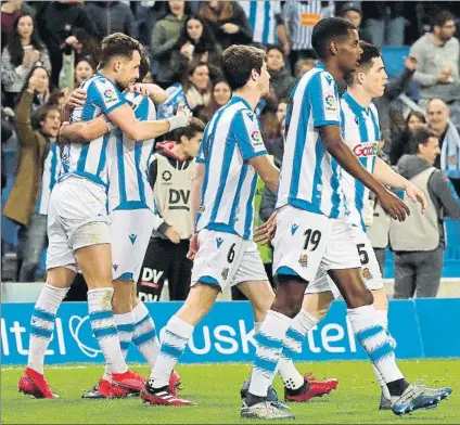  ?? FOTO: EFE ?? Januzaj abraza a Oyarzabal para celebrar el gol al Valladolid junto a Aritz Elustondo, Isak y Zubeldia