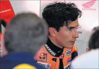  ??  ?? Marc Márquez, en el box de Honda durante la jornada del sábado en el circuito de Jerez Ángel Nieto.