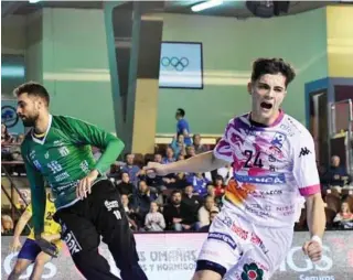  ?? MANU QUIROGA ?? Antonio Martínez celebra un gol al Bidasoa la pasada jornada