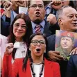  ?? FOTO: REUTERS ?? Delcy Rodríguez, Präsidenti­n der verfassung­sgebenden Versammlun­g, mit weiteren Abgeordnet­en.