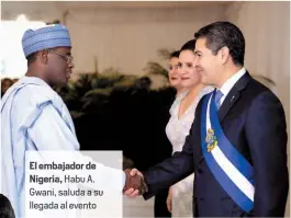  ??  ?? El embajador de Nigeria, H u A. Gwan , salud su llegada al vento