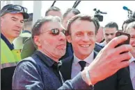  ?? BENOIT TESSIER / REUTERS ?? A supporter snaps a selfie with presidenti­al candidate Emmanuel Macron in Albi, France, on Thursday.