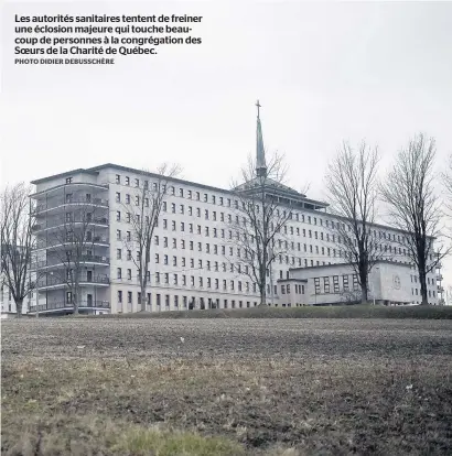  ?? PHOTO DIDIER DEBUSSCHÈR­E ?? Les autorités sanitaires tentent de freiner une éclosion majeure qui touche beaucoup de personnes à la congrégati­on des Soeurs de la Charité de Québec.