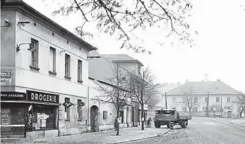  ?? Foto: archiv Muzea hl. města Prahy ?? Venkovský ráz Navzdory velkému rozšíření Prahy z roku 1922 si některé čtvrti ještě dlouho ponechaly vesnickou atmosféru. Takto vypadala část Strašnic v období 2. světové války.