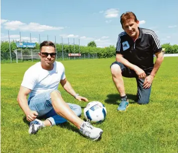  ?? Foto: Bernhard Weizenegge­r ?? An dieser Stelle auf dem Sportplatz in Kemnat brach ein Gegenspiel­er Niko Gay (links) das rechte Schien und Wadenbein. Sein Trainer Alfred Richter verletzte sich zu seiner aktiven Zeit selbst auf die gleiche Weise.