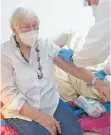  ?? FOTO: FÜRSTLICH FÜRSTENBER­GISCHES ALTENPFLEG­EHEIM HÜFINGEN ?? Der erste Pieks ist geschafft: Die 91-jährige Hannelore Schöne hat die erste Corona-Impfung im Schwarzwal­d-Baar-Kreis erhalten.