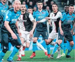  ?? FOTO: INTERNET ?? Leo Bonucci y Cristiano Ronaldo van de titulares esta tarde en la Juve de Maurizio Sarri contra el Atalanta de Gian Piero Gasperini.