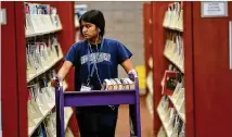  ?? MIGUELMART NEZ / MUNDOHISPA­NICO ?? According to the PewResearc­h Center, Hispanics, comparedwi­th other groups, say that the closing of a community library would have amajor impact on their family.