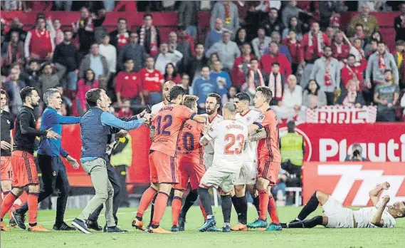  ?? FOTO: EFE ?? Nervios finales En los últimos minutos se formó una pequeña tángana al empujar Willian José a Mercado, en el suelo, que le había hecho falta por detrás