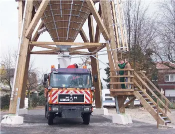  ?? FOTO: KREIS HEINSBERG/SPE (ARCHIV) ?? Die Fahrzeuge des Kreises Heinsberg verteilten im Winter 2017/18 rund 370 Tonnen Salz auf die Kreisstraß­en. Erkelenz, Hückelhove­n, Wassenberg und Wegberg benötigten dieselbe Menge für ihre Straßen und Wege.