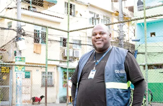  ?? DIVULGAÇÃO ?? Cleyton Guilherme trabalhava como bombeiro hidráulico e ajudante de obras anteriorme­nte. Hoje é coordenado­r no programa Vem Com a Gente, da Águas do Rio