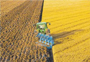  ?? FOTO: JOHN DEERE ?? Landwirt beim Pflügen: Kritiker fordern, dass vor allem die Bauern EU-Gelder bekommen, die bei der Bestellung ihrer Felder Umweltschu­tzaspekte beachten – ZEW-Präsident Wambach hält das für richtig.