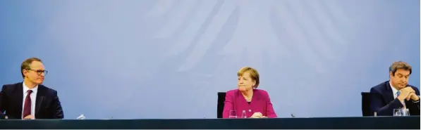  ?? Foto: Markus Schreiber, dpa ?? Angela Merkel, Markus Söder und Berlins Bürgermeis­ter Michael Müller (SPD, links) war bei der Pressekonf­erenz die Müdigkeit anzusehen.