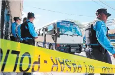  ?? FOTO: ESTALIN IRÍAS ?? En el interior de este bus quedó el cuerpo sin vida del cobrador.