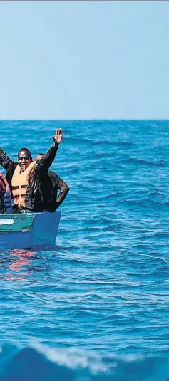  ?? GUGLIELMO MANGIAPANE / EFE ?? Traicioner­o. El Mediterrán­eo es un mar sin mareas, pero traidor. Lo certifican los periplos de los héroes de la guerra de Troya y los de los actuales inmigrante­s (100.000 el 2019), con barquichue­los igualmente frágiles y que desde 1990 lo habrían sembrado de unos 50.000 cadáveres insepultos