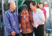  ?? PROVIDED TO CHINA DAILY ?? Chen Jianjun (right) consoles villagers who suffered losses in the flood in Shouguang, Shandong province.