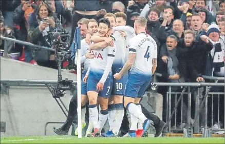  ?? FOTO: AP ?? Los jugadores del Tottenham celebran el tercer gol marcador por Son