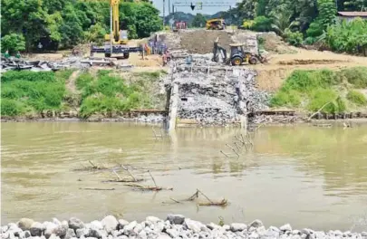  ??  ?? kEl proceso de remoción de escombros del puente colapsado en Colimes alcanza el 80 %, según técnicos de obra.