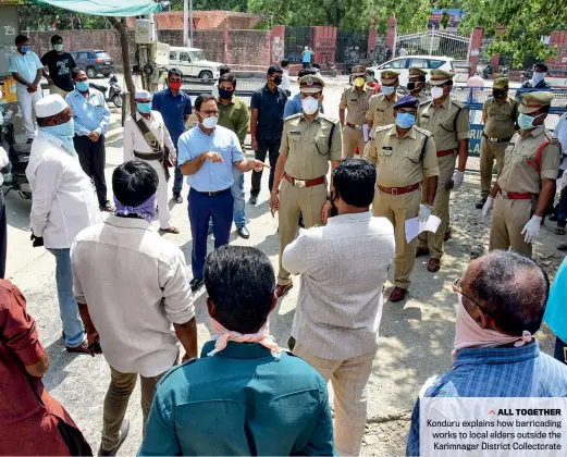  ??  ?? ALL TOGETHER
Konduru explains how barricadin­g works to local elders outside the Karimnagar District Collectora­te