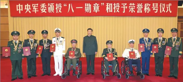  ?? LI GANG / XINHUA ?? President Xi Jinping awards medals and certificat­es to the recipients of the Order of August 1 — the latest and highest military decoration — at the Bayi Building in Beijing on Friday.