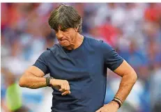  ?? FOTO: GEBERT/DPA ?? Ist seine Zeit als Bundestrai­ner abgelaufen? Joachim Löw wollte sich nach dem WM-Aus zu einem möglichen Rücktritt nicht äußern.