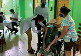  ?? CAJA ?? Rainery Fonseca, de 106 años, ya recibió la primera dosis.