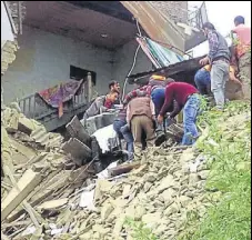  ?? HT PHOTO ?? Locals said more people could be trapped because many were taking shelter in the building from rain when it collapsed.