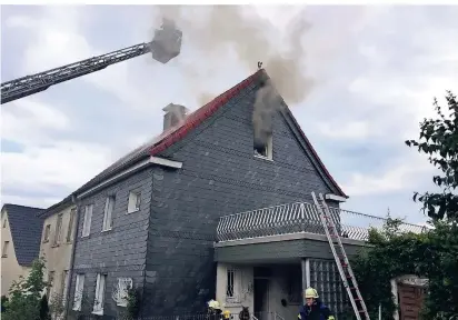  ?? FOTO: FEUERWEHR (ARCHIV) ?? Großbrände gab es zum Glück im Jahr 2019 nicht. Unter anderem musste die Feuerwehr zu einem Dachgescho­ssbrand an der Mozartstra­ße ausrücken.