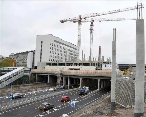  ?? JAN-OLE EDBERG ?? ÖPPNAR SNART I FULL BREDD. Snart kan bilarna köra längs alla körbanor genom tunneln under T3-sjukhuset. Betongpela­rna till höger på bilden hör till ÅUCS parkerings­hus som byggs strax intill.