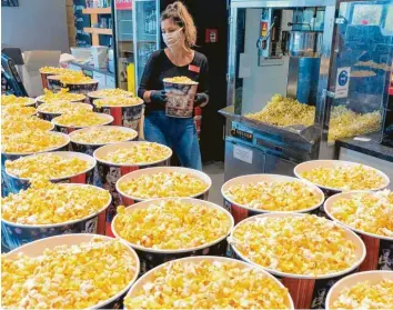  ?? Foto: Matthias Riedlberge­r ?? Popcorn-Lieferung: Die Maschinen laufen auch während der Corona-Krise im Königsbrun­ner Cineplex.