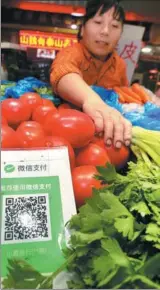  ?? XU CONGJUN / FOR CHINA DAILY ?? WeChat payment is recommende­d at a vegetable market in Nantong, Jiangsu province.