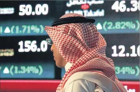  ?? HASAN JAMALI / AP ?? Un inversor saudí, pendiente de las cotizacion­es bursátiles; el futuro de Riad pasa por potenciar el sector privado