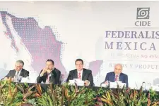  ??  ?? El CIDE reunió a más de 70 especialis­tas para analizar la intersecci­ón entre el arreglo federal y el diseño constituci­onal en México.