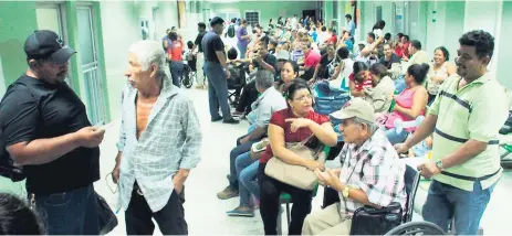  ?? FOTO: LA PRENSA ?? MEDICINA. Pacientes en la sala de espera de las cinco emergencia­s del hospital Mario Catarino Rivas.