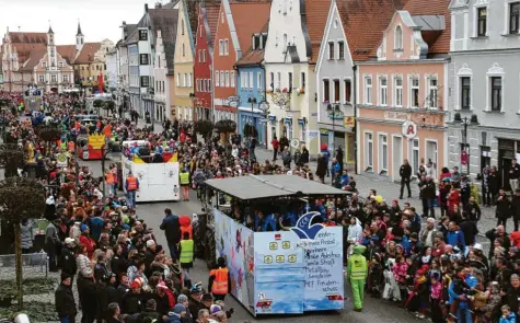  ?? Archivfoto: B. Würmseher ?? Menschenme­ngen an den Straßen, selbst gebaute Fahrzeuge mit schweren Zugmaschin­en – eine solche Situation wie beispielsw­eise hier in Rain birgt Gefahrenpo­tenzial. Zu Recht werden von den Behörden Sicherheit­skonzepte gefordert. Doch die Auflagen sind für Vereine mitunter kaum noch zu stemmen. Jetzt gibt es Hilfe.