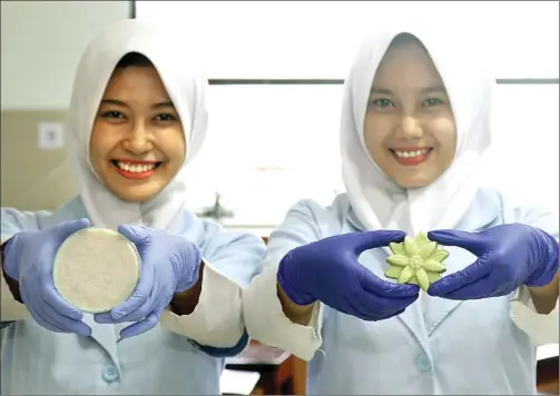  ?? HANUNG HAMBARA/JAWA POS ?? BISA DIPAKAI: Cholida Haryanti (kiri) dan Silvia Sofiawati, mahasiswi semester II prodi Analis Kesehatan FIK Umsida, menunjukka­n dua model sabun kreasi mereka kemarin.