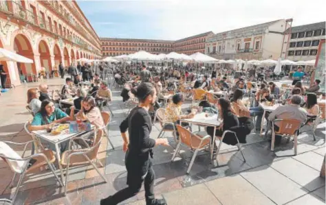  ?? // VALERIO MERINO ?? Un camarero se desplaza hacia decenas de veladores en la plaza de la Corredera