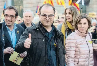  ?? QUIQUE GARCÍA / EFE ?? Rull y Turull, que conjugan su papel de negociador­es de JxCat y militantes del PDECat, ayer con Forcadell