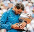  ?? Foto: afp ?? Auch Rafael Nadal herzt seinen Sieger pokal.