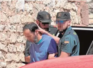  ?? EFE ?? El hijo de la anciana, acompañado por la Guardia Civil, confesó el crimen