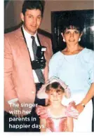  ??  ?? The singer with her parents in happier days