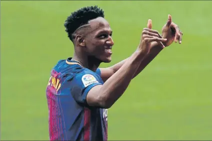  ?? FOTO: PEP MORATA ?? Yerry Mina, radianteEl colombiano, que rebosaba felicidad, consiguió meterse rápido a la afición en el bolsillo con sus gestos