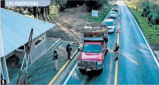  ?? PEDRO PARDO / AFP ?? 1
LOS PURÉPECHAS
Organizado­s contra los talamontes
1. Puntos de control. En un sector de mucho movimiento del narcotráfi­co, los indígenas de Cherán establecen cercos de seguridad.