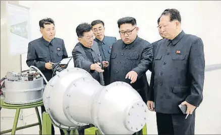  ?? AP / ARCHIVO ?? El líder norcoreano, Kim Jong Un (segundo por la derecha), en una imagen distribuid­a a primeros de mes