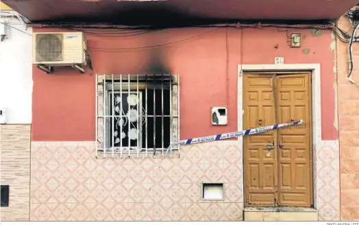  ?? DAVID ARJONA / EFE ?? Una de las casas incendiada­s el sábado en la calle Torremanza­na, horas después del tiroteo.