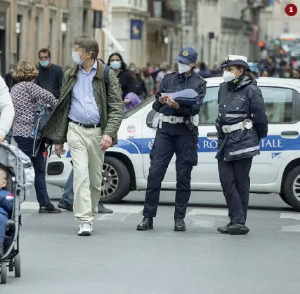  ?? (foto Benvegnù) ?? 1 1 Romani in via del Corso, tutti con le mascherine