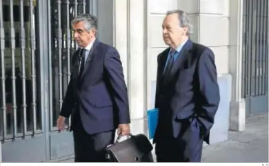  ?? D. S. ?? Tomás Perez Sauquillo –a la derecha–, con su representa­nte legal, llega a los juzgados de Sevilla.