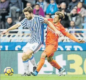  ?? FOTO: UNCITI ?? Illarramen­di protege el balón ante Keko Gontán