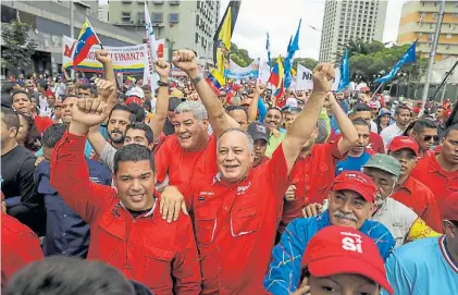  ?? EFE ?? Marcha. Cabello (centro), el “dos” del chavismo, ayer, en una manifestac­ión en apoyo a la Constituye­nte.