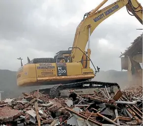  ?? PHOTO: KRIS DANDO/FAIRFAX NZ ?? A Housing New Zealand property at Cambridge Terrace, Epuni, is demolished in 2015. Mayor RayWallace